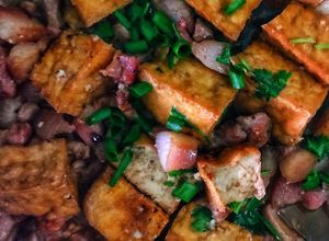 Hình của món Thịt đậu hủ kho nước tương.