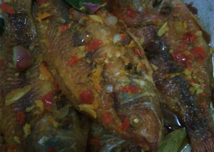 Langkah Mudah untuk Menyiapkan Ikan nila masak acar kuning yang Bikin Ngiler
