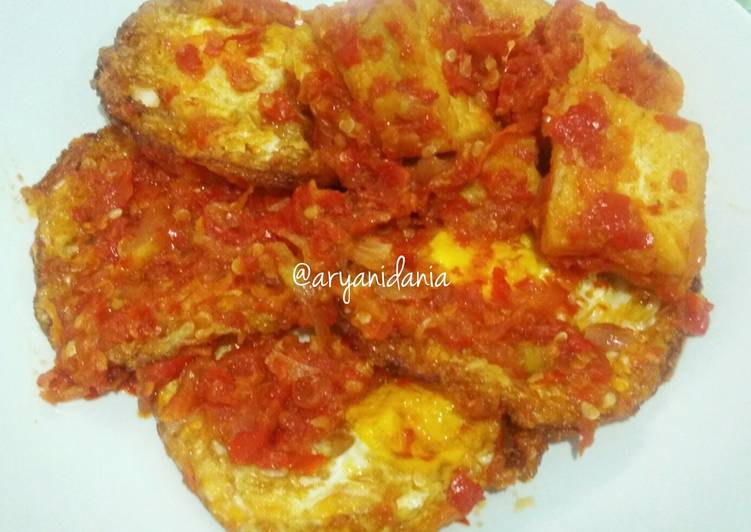 Telur ceplok dan tahu balado