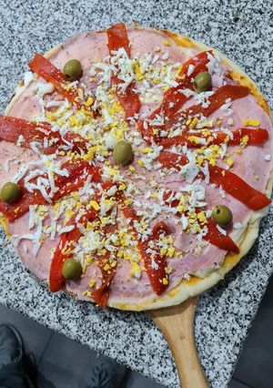 Una foto de Pizza con 3 levados