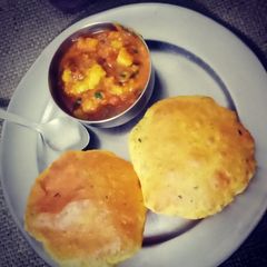 A picture of Aaloo Masala puri.