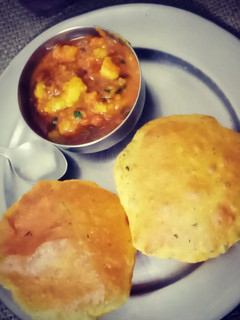 A picture of Aaloo Masala puri.