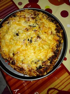 Una foto de Pizza de champiñones y fiambre de pollo