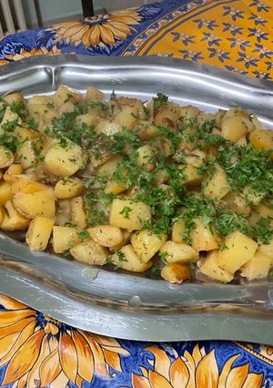 Une photo de Pommes de terre rouges sautées ail, oignon et herbes aromatiques