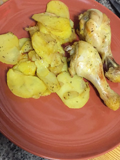 Una foto de Pollo al horno con patatas