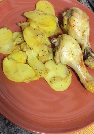 Una foto de Pollo al horno con patatas