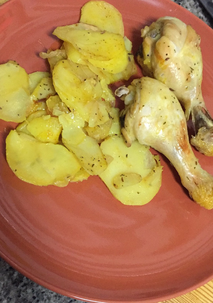 Una foto de Pollo al horno con patatas