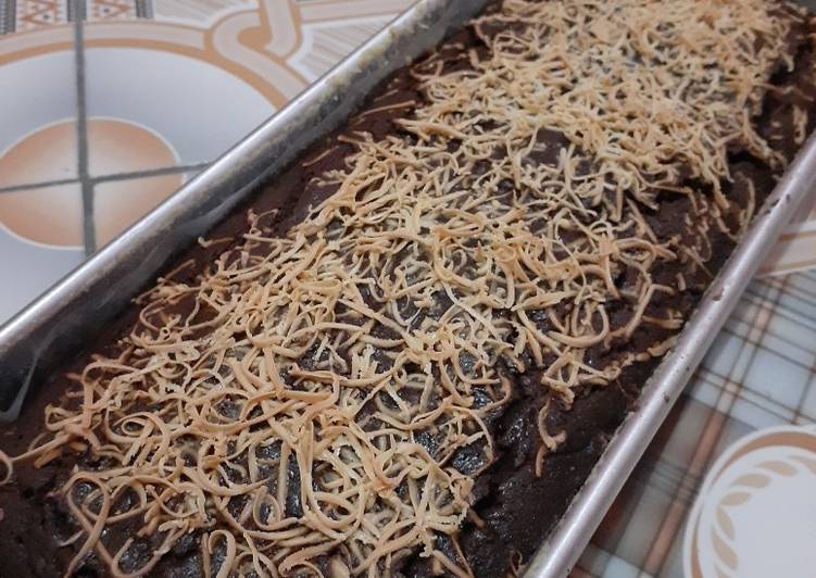 Langkah Mudah untuk Menyiapkan Fudgy brownies shiny crust yang Enak