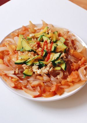 Hình của món Miến xào cà chua + bí ngòi xào trứng.