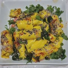 A picture of Khandvi.