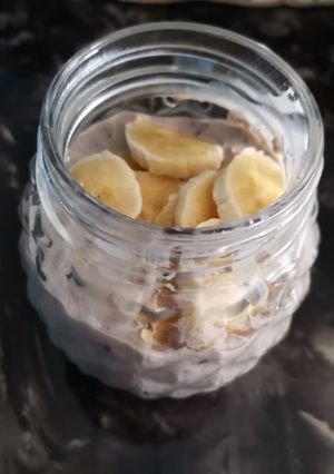A picture of Chocolate and banana overnight oats #noheatchallenge.