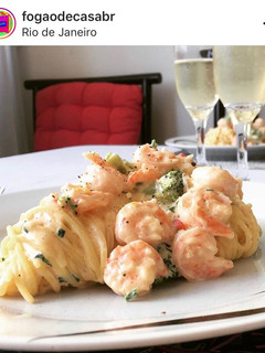 Foto de Espaguete ao molho de queijo com brócolis e camarão
