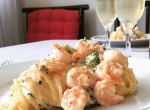 Foto de Espaguete ao molho de queijo com brócolis e camarão
