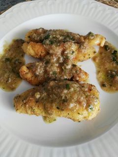 Una foto de Pollo con salsa de albahaca