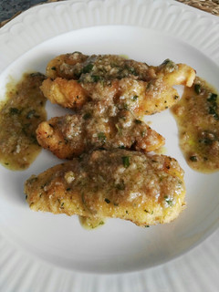 Una foto de Pollo con salsa de albahaca
