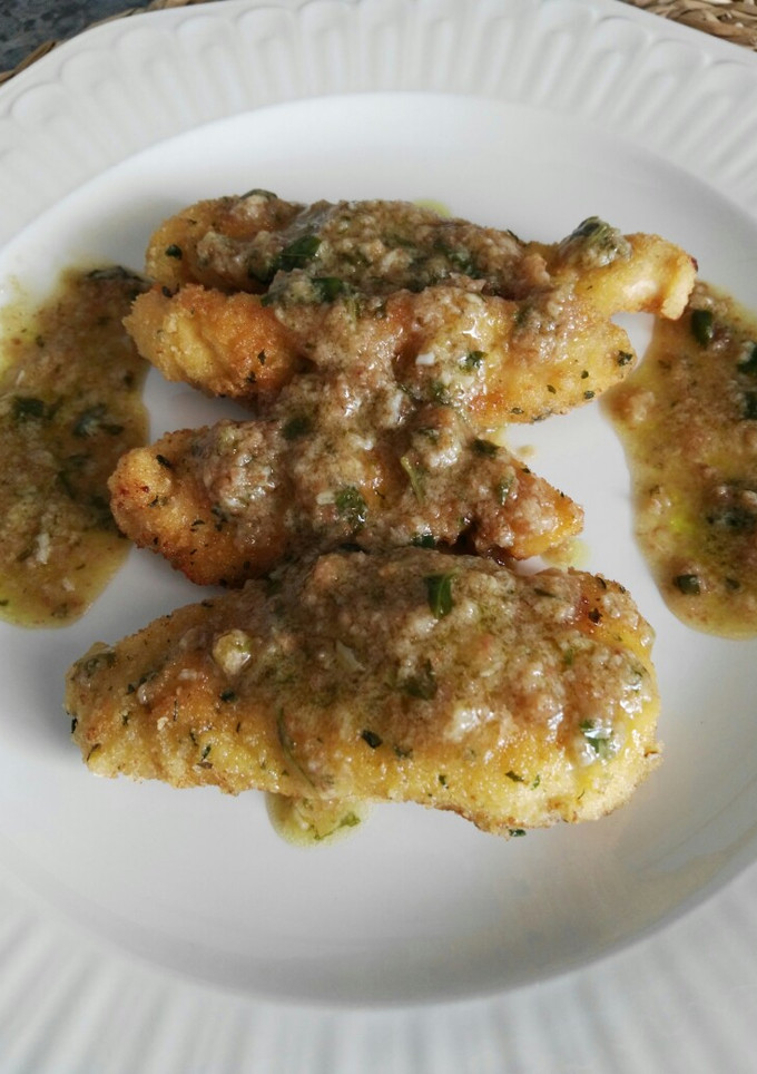 Una foto de Pollo con salsa de albahaca