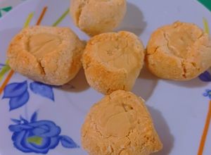 Una foto de Pepas de harina de almendras y coco, con relleno de crema de maní
