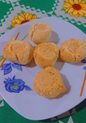 Una foto de Pepas de harina de almendras y coco, con relleno de crema de maní