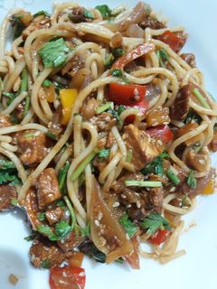 صورة لوصفة نودلز صيني صحي بالدجاج 🍜🍗