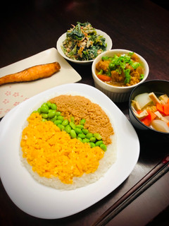 Una foto de TriColores Arroz con picado Soboro Japonés SANSYOKU SOBORO GUOJAN🇺🇾🇯🇵三色そぼろご飯 🍱para lonchera