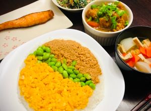 Una foto de TriColores Arroz con picado Soboro Japonés SANSYOKU SOBORO GUOJAN🇺🇾🇯🇵三色そぼろご飯　🍱para lonchera