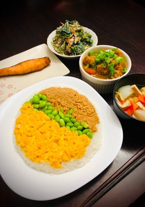 Una foto de TriColores Arroz con picado Soboro Japonés SANSYOKU SOBORO GUOJAN🇺🇾🇯🇵三色そぼろご飯　🍱para lonchera