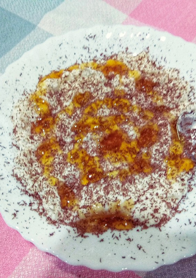 Una foto de Requesón con miel y ralladura de chocolate negro 70%