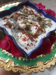 मूंग दाल दही बड़ा (moong dal dahi vada recipe in Hindi) रेसिपी मुख्य फोटो
