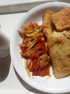 A picture of Yamarita with oniontomatoe sauce and black tea.