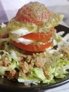 Una foto de Ensalada de tomate y mozzarella al pesto