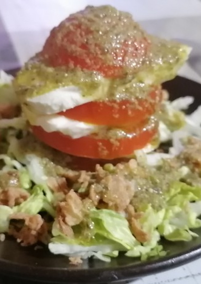 Una foto de Ensalada de tomate y mozzarella al pesto