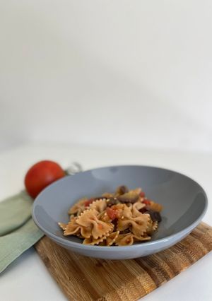 Foto di Farfalle integrali con pomodorini e melanzane