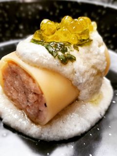 Una foto de Minicanelón de merluza con salsa de roquefort y aceite de albahaca