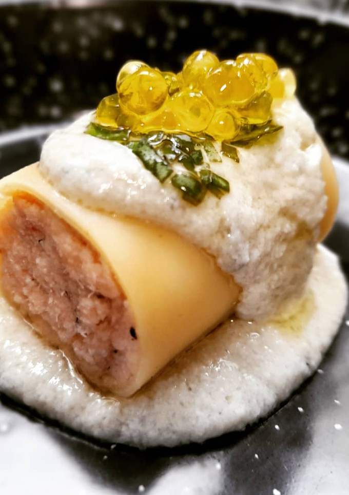 Una foto de Minicanelón de merluza con salsa de roquefort y aceite de albahaca