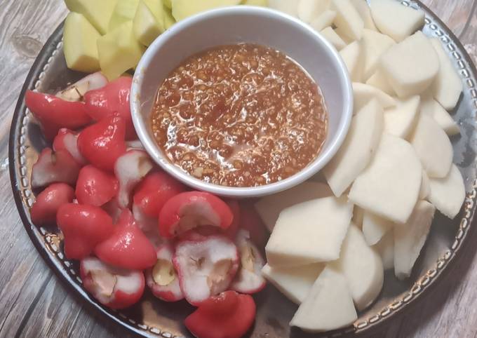 Resep Rujak buah bumbu kacang Anti Gagal