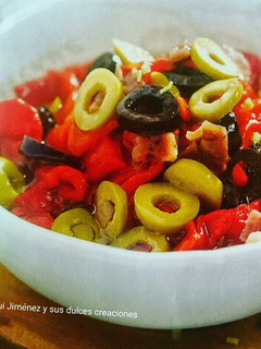 Una foto de Ensalada de pimientos asados y anchoas