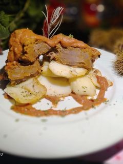Una foto de Ternera en Salsa de Tomate y Castañas al Oporto