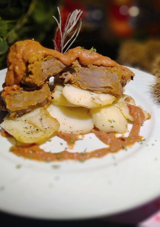 Una foto de Ternera en Salsa de Tomate y Castañas al Oporto