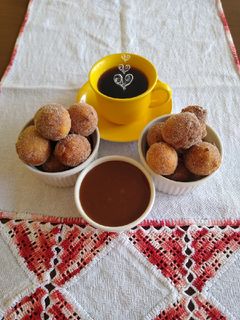 Foto de Bolinho de chuva com calda de caramelo ❤️