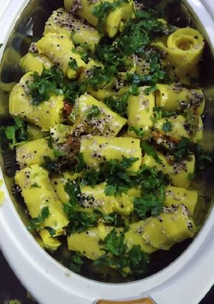 ખાંડવી (Khandvi Recipe In Gujarati) રેસીપી મુખ્ય ફોટો