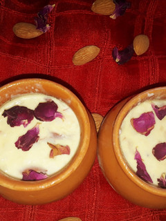 रबड़ी मटका कुल्फ़ी(Rabdi matar kulfi recipe in hindi) रेसिपी मुख्य फोटो