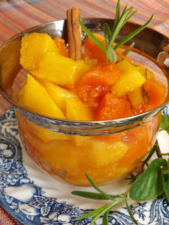 Una foto de Dulce de piña, papaya y manzana con hierbas frescas y especias