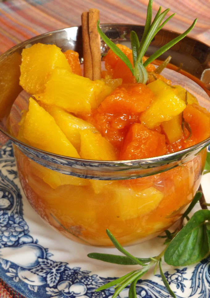 Una foto de Dulce de piña, papaya y manzana con hierbas frescas y especias