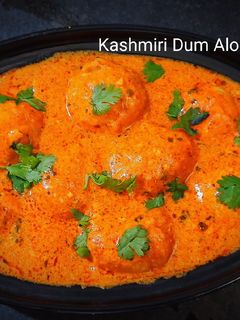 કાશ્મીરી દમ આલુ (Kashmiri Dum Aloo Recipe In Gujarati) રેસીપી મુખ્ય ફોટો