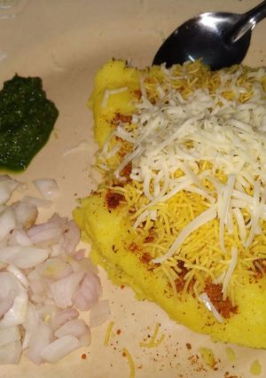 સુરતી ચીઝ લોચો (Surati Locho Recipe In Gujarati) રેસીપી મુખ્ય ફોટો