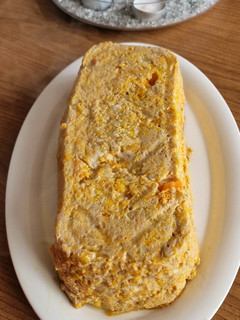 Una foto de Pastel de calabaza, compota de manzana, queso azul y nueces