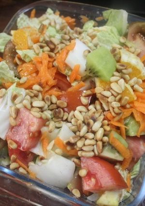 Una foto de Ensalada de col china con piñones