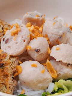 Hình của món Bún trộn thịt viên.