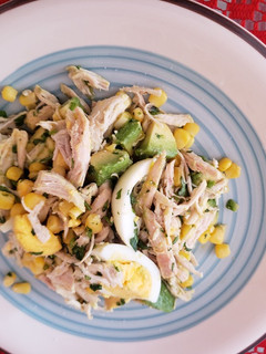 Una foto de Ensalada de 🥑🌽🍗🥗....
