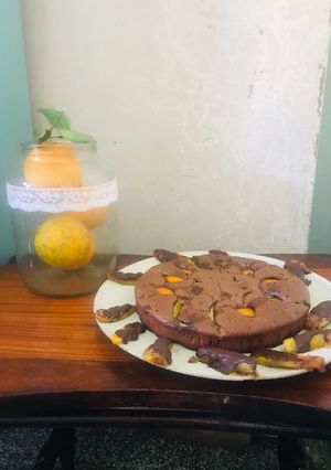 Una foto de Brownie con naranjas confitadas 🍊Facilísimo y rápido